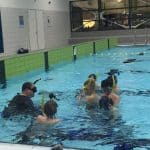 Luisteren naar de instructeur tijdens de snorkelles